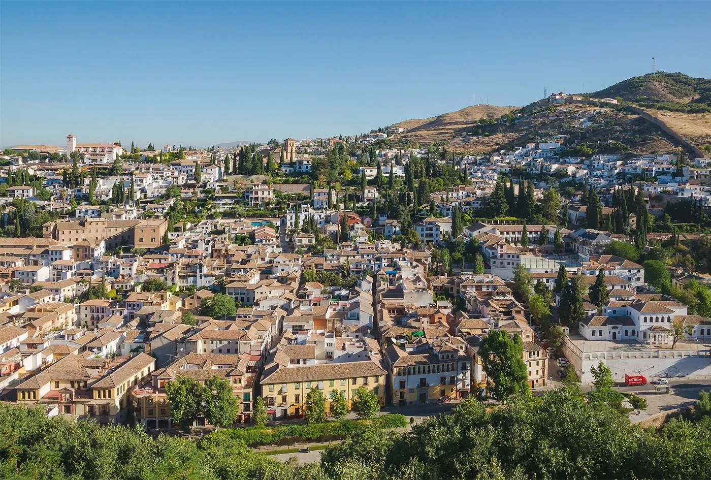 Casas blancas del Albaicín y el Sacromonte vistas desde la Alhambra de Granada