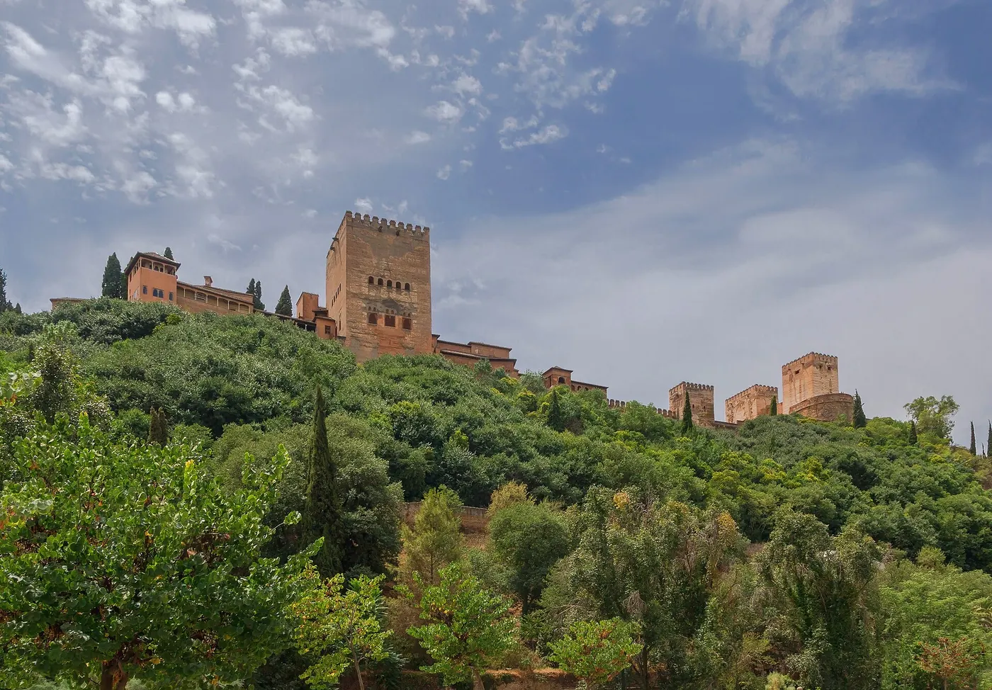 La Alhambra desde el Paseo de los Tristes, escenario de reportajes de foto en Granada