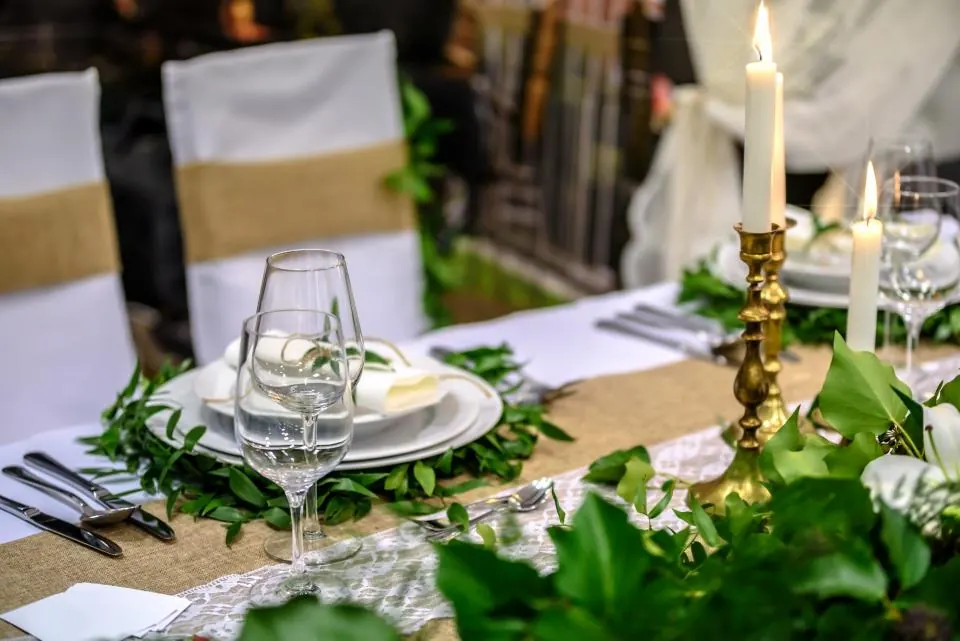 Mesa con velas, vegetación y copas lista para una cena de empresa en Granada