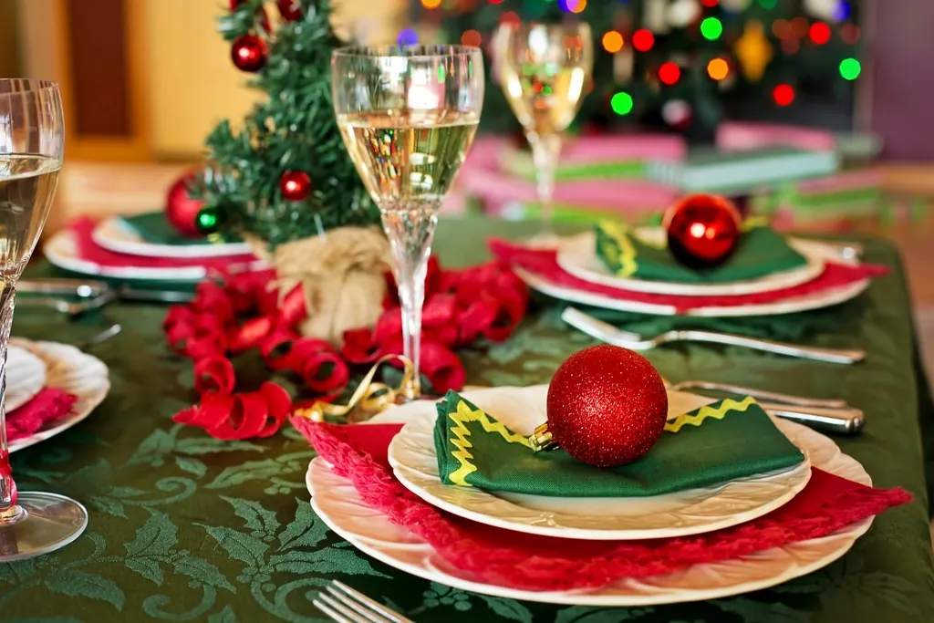 Mesa navideña con bolas rojas y copas para cenas de Navidad en Granada