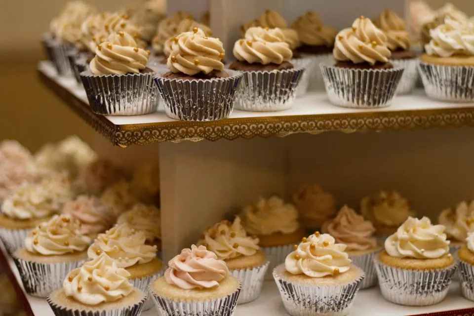 Bandejas de cupcakes en la mesa dulce de una primera comunión en Granada