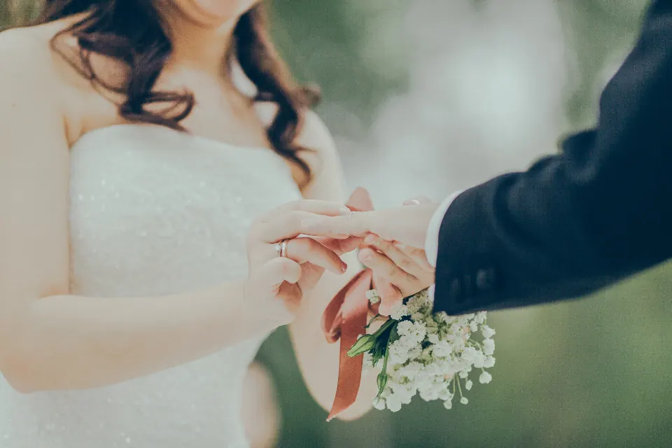 Manos de los novios sobre el ramo, organización de bodas en Granada