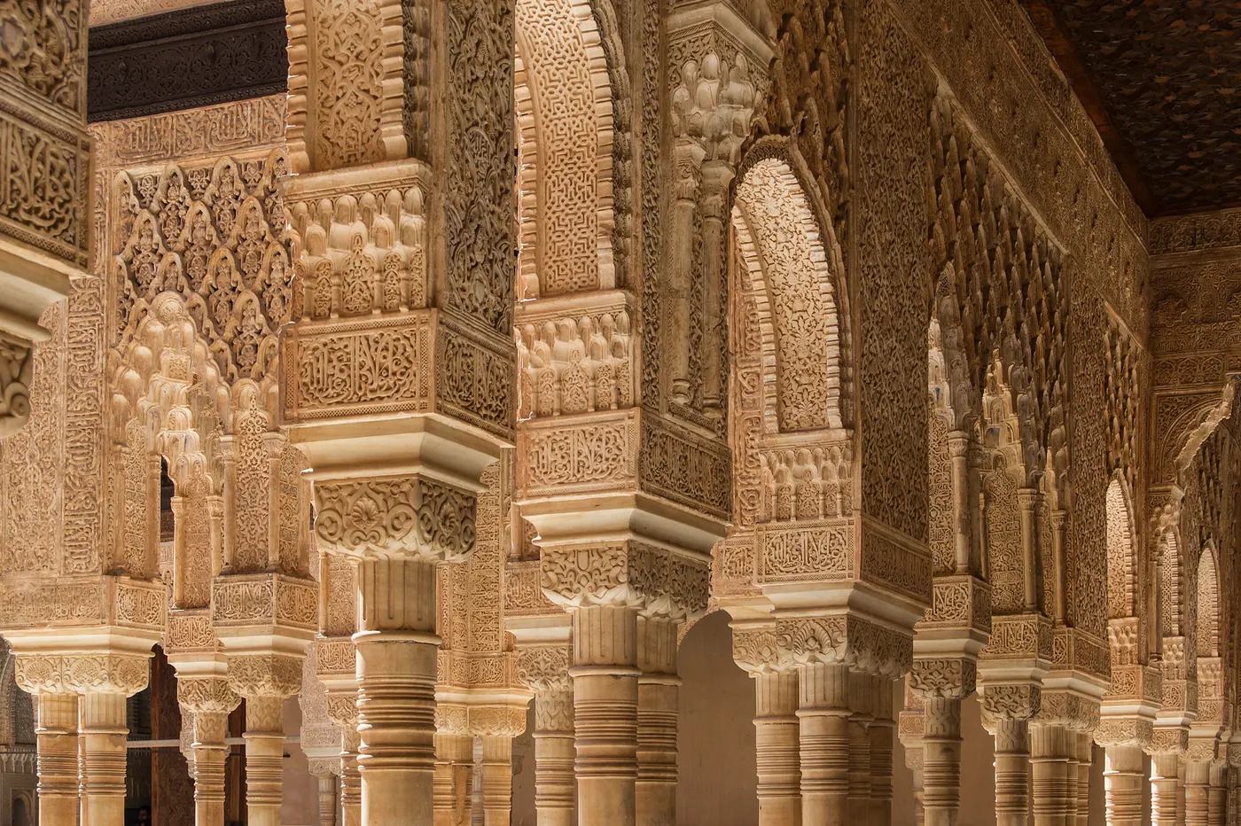 Arcos y columnas del Patio de los Leones, la Granada monumental para celebrar