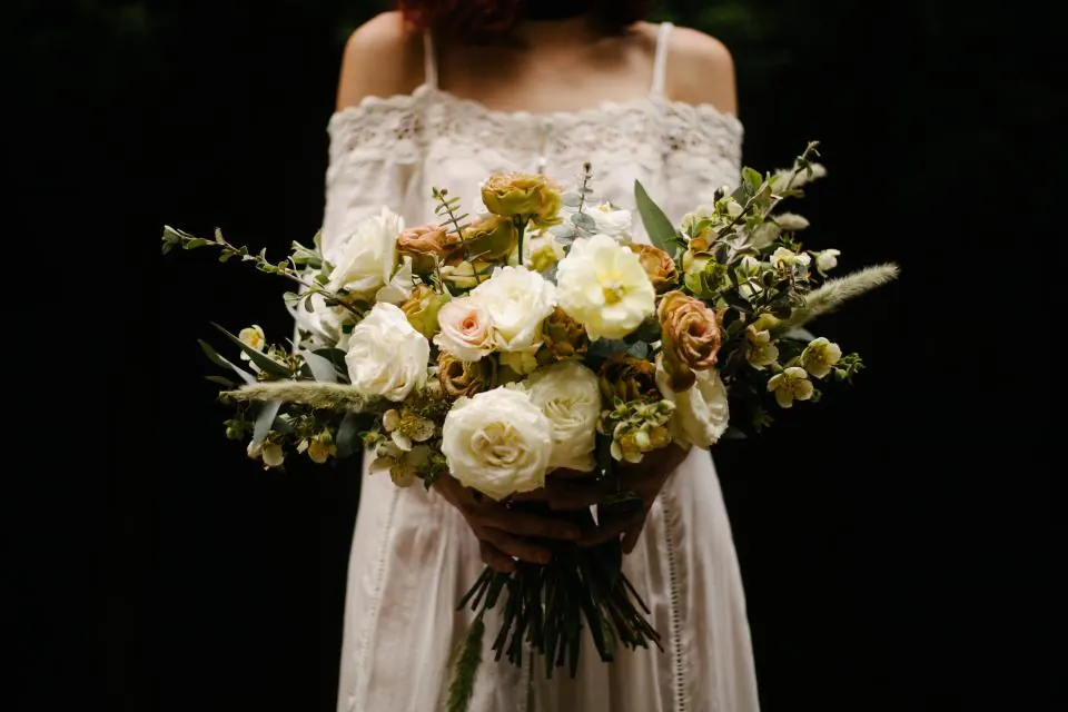 Novia sujetando un ramo de flores blancas en una boda organizada en Granada