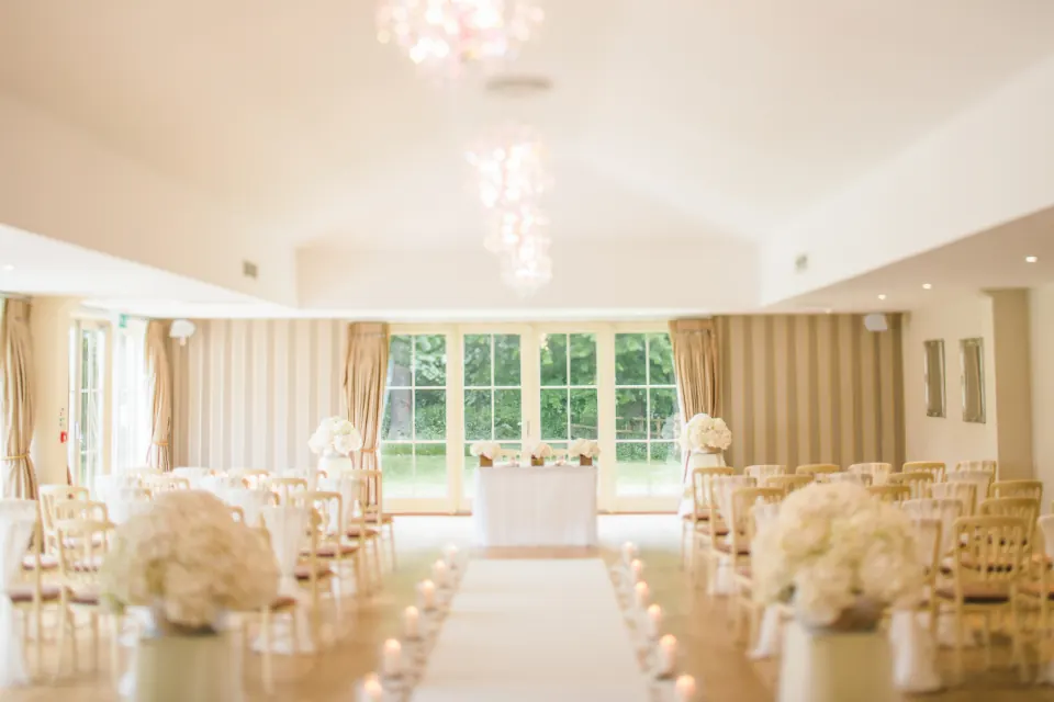 Salón luminoso con centros de flores blancas para comuniones y bodas en Granada