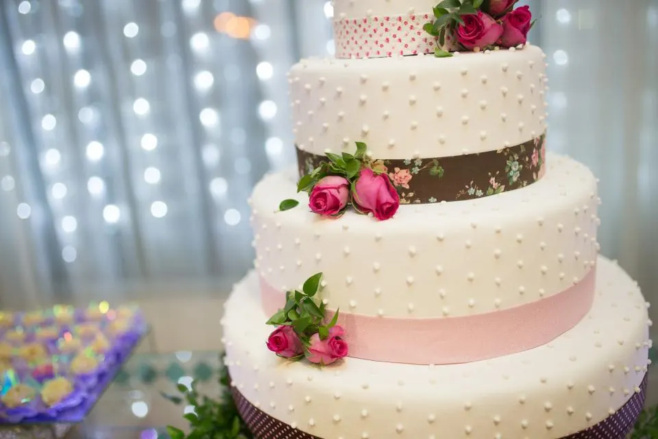 Tarta de tres pisos con flores para una primera comunión en Granada